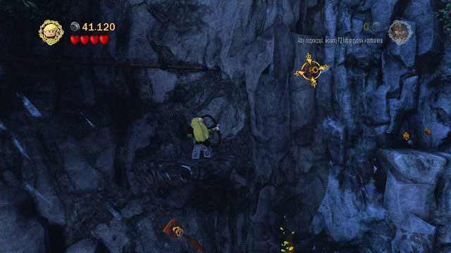 Po skorzystaniu z poręczy musimy ponownie wystrzelić z łuku do dziury w ścianie i korzystając z niej przeskoczyć na drugą stronę - Przełęcz Caradhras | Opis przejścia - Akt I | LEGO The Lord of the Rings - LEGO The Lord of the Rings: Władca Pierścieni - poradnik do gry