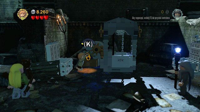 Aby zdobyć korbe musimy udać się w prawą stronę i zniszczyć popękany klocek LEGO za pomocą topora Gimliego - Moria | Opis przejścia - Akt I | LEGO The Lord of the Rings - LEGO The Lord of the Rings: Władca Pierścieni - poradnik do gry