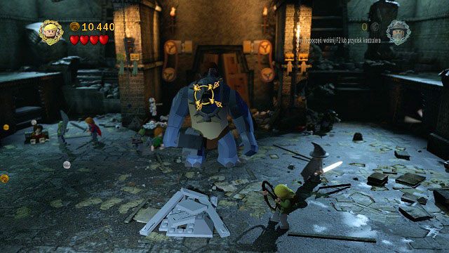 Jeden z Hobbitów wskoczy na plecy trolla - ko kilku uderzeniach w klawisz (H) troll zostanie ogłuszony - możemy wykorzystać tę okazję, aby przełączyć się na Legolasa i strzelić do niego z łuku - Moria | Opis przejścia - Akt I | LEGO The Lord of the Rings - LEGO The Lord of the Rings: Władca Pierścieni - poradnik do gry