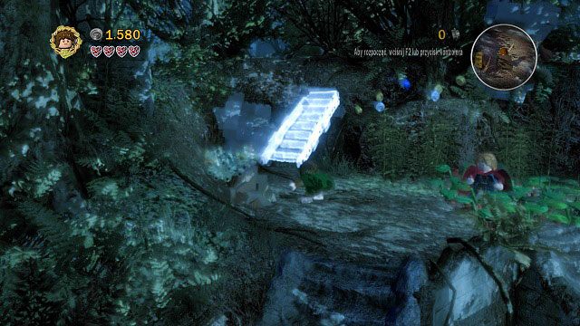 Po rozbiciu znajdującego się obok nas głazu otrzymamy niewielki kamień, którym powinniśmy rzucić w widoczną w tle lokacji kamienną dłoń - Amon Hen | Opis przejścia - Akt I | LEGO The Lord of the Rings - LEGO The Lord of the Rings: Władca Pierścieni - poradnik do gry