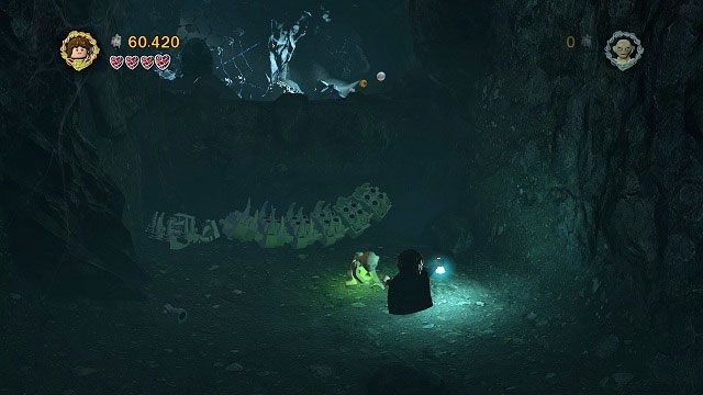 Po zniszczeniu kilku pajęczyn i odstraszeniu małych pajączków za pomocą flakonika dotrzemy do kolejnego ślepego zaułka - Tajne Schody | Opis przejścia - Akt III | LEGO The Lord of the Rings - LEGO The Lord of the Rings: Władca Pierścieni - poradnik do gry