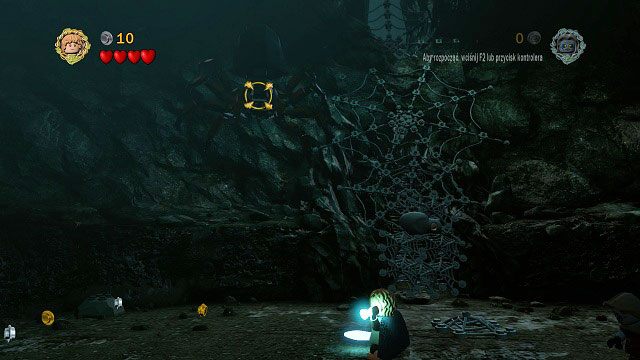 Teraz musimy szybko rzucić w nią flakonikiem - celujemy przytrzymując klawisz (H) - co strąci ją na ziemię - Cirith Ungol | Opis przejścia - Akt III | LEGO The Lord of the Rings - LEGO The Lord of the Rings: Władca Pierścieni - poradnik do gry