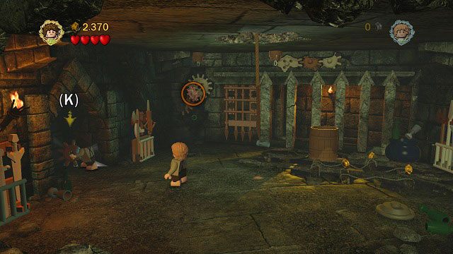 Po rozprawieniu się ze stacjonującymi tutaj orkami, przełączamy się na Frodo i używając flakonika Galadrieli oświetlamy portal po lewej stronie pomieszczenia - Cirith Ungol | Opis przejścia - Akt III | LEGO The Lord of the Rings - LEGO The Lord of the Rings: Władca Pierścieni - poradnik do gry