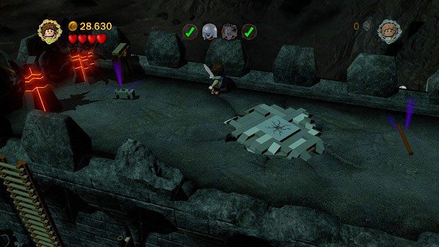 Na szczycie niszczymy wszystkie beczki i z otrzymanych elementów budujemy młot - Cirith Ungol | Opis przejścia - Akt III | LEGO The Lord of the Rings - LEGO The Lord of the Rings: Władca Pierścieni - poradnik do gry