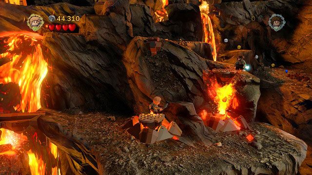 Ponownie używamy windy: Frodo staje na niższej (prawej) platformie, Sam wskakuje na wyższą (lewą) - Góra Przeznaczenia | Opis przejścia - Akt III | LEGO The Lord of the Rings - LEGO The Lord of the Rings: Władca Pierścieni - poradnik do gry