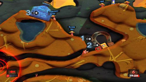 Na wzniesieniu w tunelu stawiamy Elektromagnes z opcją przyciągaj (po lewej stronie robala, inaczej zabarykadujemy mu przejście), dzięki czemu pozbędziemy się Miny blokującej nam drogę (Elektromagnes z Miną potoczy się w lewo, my natomiast odchodzimy w prawo) - Podwórkowa bójka | Podwórko (Kampania) | Worms Revolution - Worms: Revolution - poradnik do gry