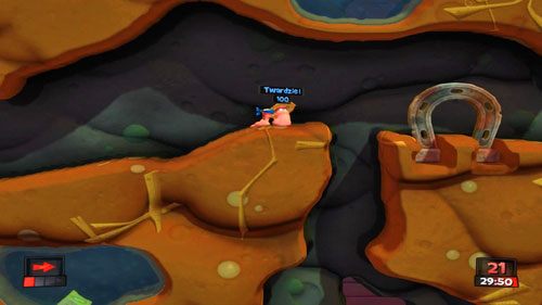 Przy pomocy Smoczej kuli zrzucamy w dół pierwszego ze Strażników - Kosiarz | Podwórko (Kampania) | Worms Revolution - Worms: Revolution - poradnik do gry