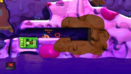 Używając UFO przemieszczamy pudełko by zrobić z niego most nad Minami - Wszystkie atrakcje wesołego miasteczka! | Łamigłówki | Worms Revolution - Worms: Revolution - poradnik do gry