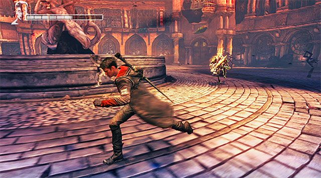 Po kilku chwilach do bitwy dołączy zupełnie nowy przeciwnik wyposażony w piłę łańcuchową (Ravager) - Pokonanie pierwszej grupy potworów | 3 - Bloodline (Więzy krwi) - DMC: Devil May Cry - poradnik do gry