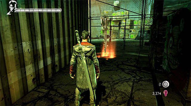 KLUCZ 1/2 (MIEDZIANY/COPPER) - Klucz znajduje się za kontenerami i siatką w miejscu, w którym w pierwszym magazynie stacza się główną bitwę z potworami - Klucze | SEKRETY | DMC Devil May Cry - DMC: Devil May Cry - poradnik do gry