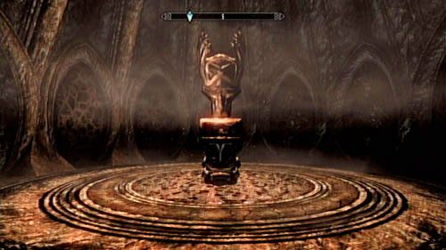 Na końcu tunelu znajduje się dziwaczna rotunda z postumentem po środku - Find the source of Miraaks power [Znajdź źródło mocy Miraaka] | Świątynia Miraaka - The Elder Scrolls V: Skyrim - Dragonborn - poradnik do gry