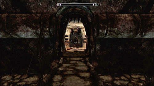 Kiedy wejdziesz do podziemia, praktycznie od razu zaatakują Cię dwa Draugry - Wątki poboczne - Kolbjorn Barrow - Unearthed [Wykop] | Wątki poboczne - Inne - The Elder Scrolls V: Skyrim - Dragonborn - poradnik do gry