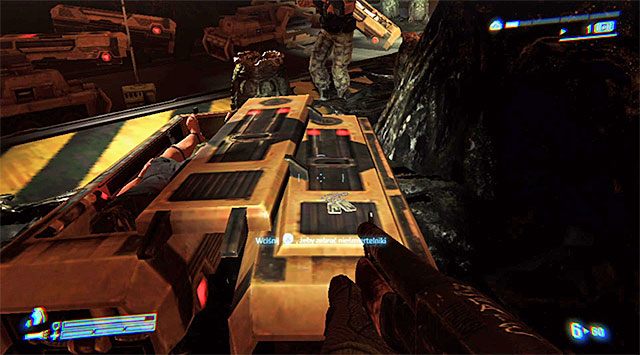 Zacznij od dokładnego rozejrzenia się po pomieszczeniu z ciałami marines, odnajdując w pokazanym na powyższym screenie miejscu pierwszy nieśmiertelnik (Kapral Cynthia Dietrich) - Odnajdź Bellę (2) | Misja 2 - Bitwa o Sulaco | Aliens Colonial Marines - Aliens: Colonial Marines - poradnik do gry