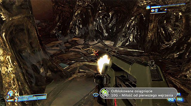 Przygotuj się do pierwszego spotkania z facehuggerem (twarzołapem), który wyskoczy z jednego z jaj obcych - Odnajdź Bellę (2) | Misja 2 - Bitwa o Sulaco | Aliens Colonial Marines - Aliens: Colonial Marines - poradnik do gry