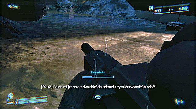 Po dotarciu do zamkniętych drzwi prowadzących do budynku kolonii szybko podbiegnij do zlokalizowanej po prawej stronie nieaktywnej wieżyczki strażniczej - Dostań się do bazy wypadowej i pomóż odeprzeć atak | Misja 9 - Nadzieje w Hadleys Hope - Aliens: Colonial Marines - poradnik do gry