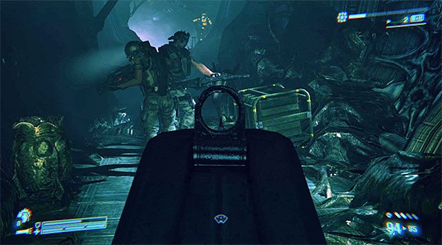 Także i w tej części przemarszu musisz uważać na ksenomorfów-łowców - Dotrzyj do statku i nie daj mu wystartować (2) | Misja 10 - Wrak odzyskany - Aliens: Colonial Marines - poradnik do gry
