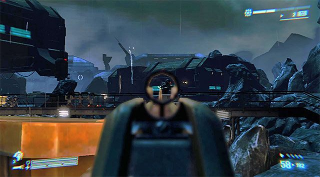 Po dotarciu do nowego większego obszaru proponuję rozstawić się za dobrymi zasłonami i zająć się ostrzałem przeciwników oraz ksenomorfów korzystających z pokazanego na powyższym screenie metalowego balkoniku - Zniszcz działa przeciwlotnicze (2 z 3) | Misja 10 - Wrak odzyskany - Aliens: Colonial Marines - poradnik do gry