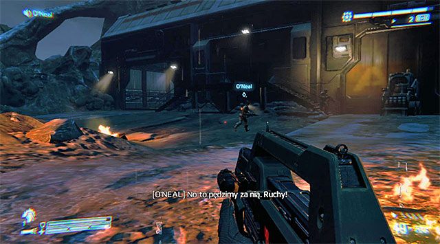 Wyrusz w stronę pokazanego na powyższym screenie wejścia do budynku - Dotrzyj do statku i nie daj mu wystartować (3) | Misja 10 - Wrak odzyskany - Aliens: Colonial Marines - poradnik do gry