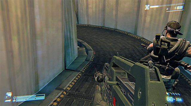 Podążaj liniową ścieżką, rozglądając się po drodze za swego rodzaju gablotką, w której powinieneś odnaleźć mnóstwo zapasów - Dotrzyj do modułu zasilania i wyłącz go | Misja 7 - Jeden pocisk - Aliens: Colonial Marines - poradnik do gry