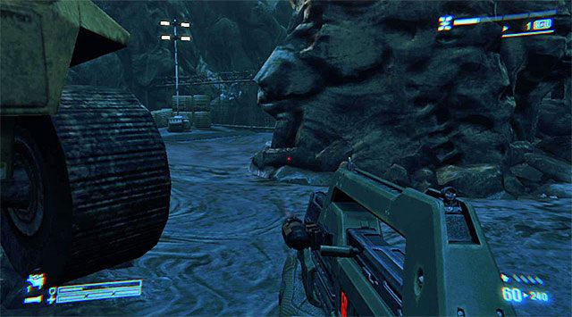 Nie kieruj się w stronę pojazdu opancerzonego, tylko skorzystaj z pokazanej na powyższym screenie bocznej ścieżki, w miarę możliwości trzymając się cały czas blisko ONeala - Dotrzyj do modułu zasilania i wyłącz go | Misja 7 - Jeden pocisk - Aliens: Colonial Marines - poradnik do gry