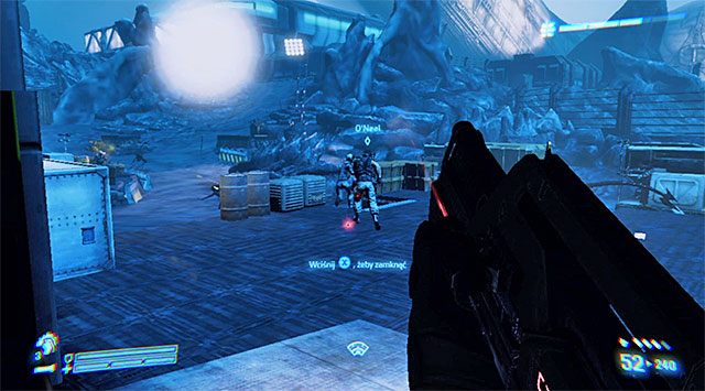 Przygotuj się, bo tuż po otwarciu dużych drzwi prowadzących na zewnątrz wkroczysz do obszaru, w którym najemnicy walczą z ksenomorfami - Znajdź i uratuj pojmanego marine | Misja 8 - Wał obronny - Aliens: Colonial Marines - poradnik do gry