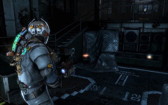 Wewnątrz pomieszczenia sterującego odpadami, na niższym poziomie, po podejściu do panelu obróć się - element leży nieopodal szafek - Rozdział 5 | Sekrety | Dead Space 3 - Dead Space 3 - poradnik do gry