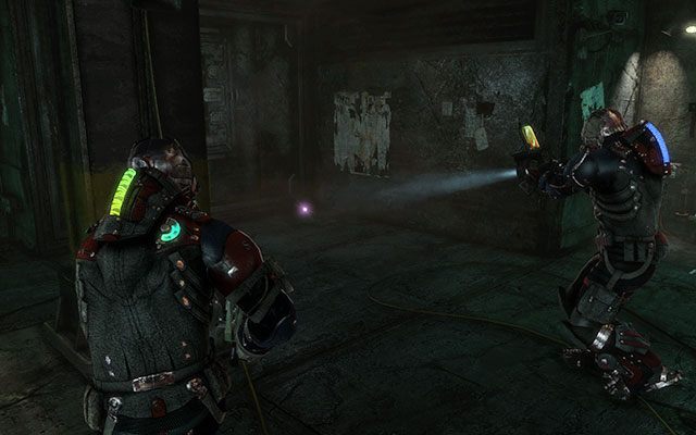 Na podłodze, po prawej stronie po wyjściu z pomieszczenia z fialrami - Rozdział 14 (2) | Sekrety | Dead Space 3 - Dead Space 3 - poradnik do gry