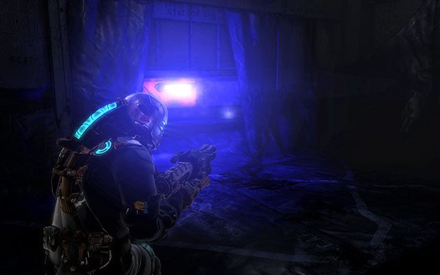Wewnątrz pomieszczenia z mnóstwem paneli, na jednej z półek oświetlonej fioletowym światłem - Rozdział 4 (1) | Sekrety | Dead Space 3 - Dead Space 3 - poradnik do gry