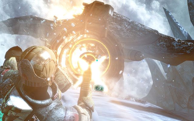 Zaczniesz ślizgać się na plecach, w Twoją zaś stronie sunęły będą części zniszczonego statku - Prolog - Beginnings | 1 - Prolog / Rude Awakening | Dead Space 3 - Dead Space 3 - poradnik do gry