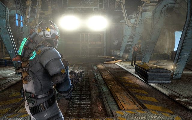 Przejdź na koniec korytarza, a następnie przez drzwi na wprost, gdzie dołączysz do załogi w ogromnej hali - Regroup with the crew | 4 - Historys Ember | Dead Space 3 - Dead Space 3 - poradnik do gry