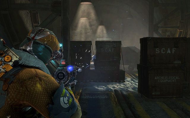 Udaj się windą na górę i przejdź do drzwi po prawej, do których posiadasz już klucz dostępu - Collect the munitions cache | Armory - zadanie poboczne | Dead Space 3 - Dead Space 3 - poradnik do gry