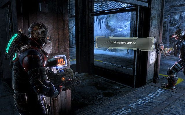 Po uzupełnieniu zapasów, gdy będziecie gotowi ruszcie w dalsza wędrówkę - znajdziecie się w magazynie z windą towarową na środku - Archeology - Investigate the warehouses secrets | Zadania kooperacyjne - Dead Space 3 - poradnik do gry