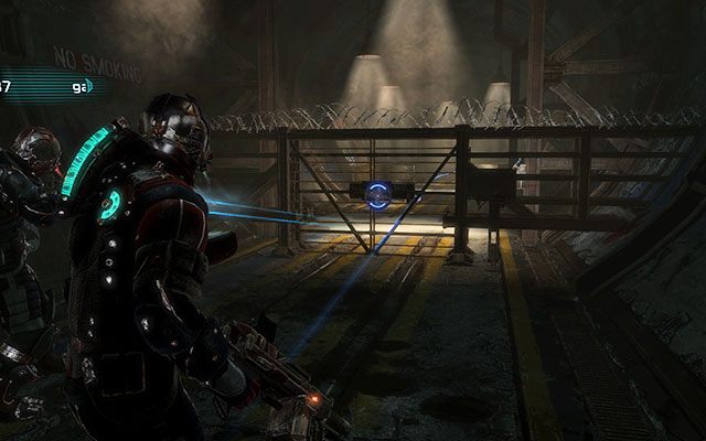 Przejdźcie przez następne pomieszczenia do korytarza, który rozpoczyna się zamkniętą bramą - użyjcie kinezy, by otworzyć przejście, po czym udajcie się dalej - Marker Containment - Investigate Carvers vision | Zadania kooperacyjne - Dead Space 3 - poradnik do gry