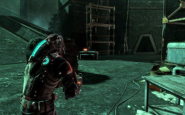 Na skrzyni, po lewej, nieopodal windy, warsztatu i generatora - Rozdział 17 | Sekrety | Dead Space 3 - Dead Space 3 - poradnik do gry