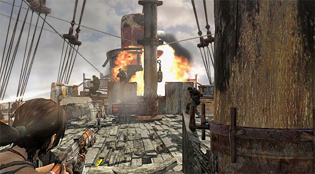 W trakcie rozgrywania całej tej bitwy proponuję pozostawać za zasłoną, za którą domyślnie skryje się Lara, przemieszczając się jedynie w razie potrzeby w lewo lub w prawo - Wybierz się do obozu rozbitków | 20 - Szybka droga na dół | Solucja Tomb Raider - Tomb Raider - poradnik do gry