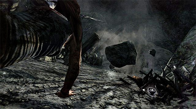 W dwóch miejscach zmuszony też zostaniesz do szybkiego wychylenia gałki analogowej we właściwym kierunku (najlepiej w lewo i przy następnej okazji w prawo), unikając w ten sposób spadających głazów - 2 - Siła woli - Znajdź wyjście | 1 - Przetrwaj, 2 - Siła woli | Tomb Raider - Tomb Raider - poradnik do gry