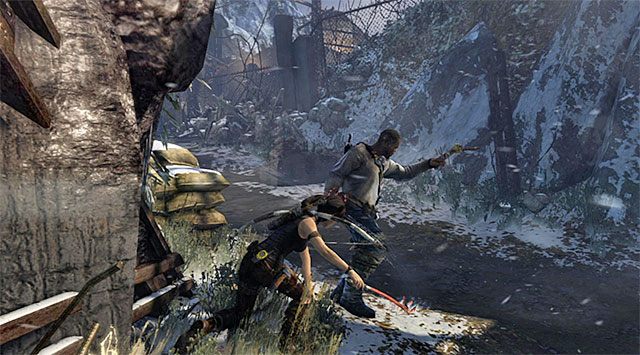 Bądź oczywiście gotowy do często zmieniania zasłon, tak by unikać obrażeń z tytułu eksplodujących koktajli Mołotowa - Dotrzyj na szczyt masztu radiowego, by wysłać sygnał SOS | 8 - Wołanie o pomoc - Tomb Raider - poradnik do gry