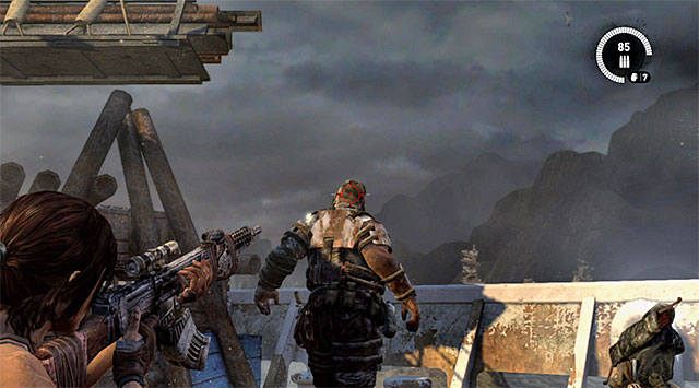 Dopiero teraz zainteresuj się atakowaniem przerośniętego przeciwnika pełniącego rolę mini-bossa - Znajdź Alexa | 22 - Zaginiony | Solucja Tomb Raider - Tomb Raider - poradnik do gry