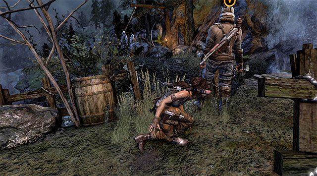 Puść się liny i ostrożnie zbliż się do wspomnianej wyżej postaci z zamiarem wykonania egzekucji - Powróć do obozu rozbitków na plaży | 22 - Zaginiony | Solucja Tomb Raider - Tomb Raider - poradnik do gry