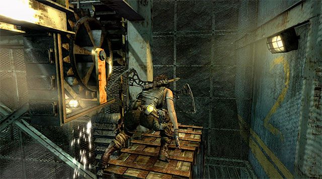 Obróć się w prawo i wdrap się na znajdującą się w tym miejscu skrzynię - Odkryj pradawny grobowiec | 23 - Łowca burz | Solucja Tomb Raider - Tomb Raider - poradnik do gry