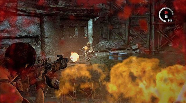 Wielu przeciwników będzie oczywiście korzystało z materiałów wybuchowych i płonących strzał, tak więc zmieniaj w razie potrzeby zasłony, ustawiając się na przemian przy beczkach i głównych schodach - Opuść teren ośrodka badawczego | 23 - Łowca burz | Solucja Tomb Raider - Tomb Raider - poradnik do gry