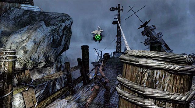 Podążaj wąskimi balkonikami, przeskakując po drodze na sąsiednie skały - Powróć do obozu rozbitków znajdującego się na plaży | 23 - Łowca burz - Tomb Raider - poradnik do gry