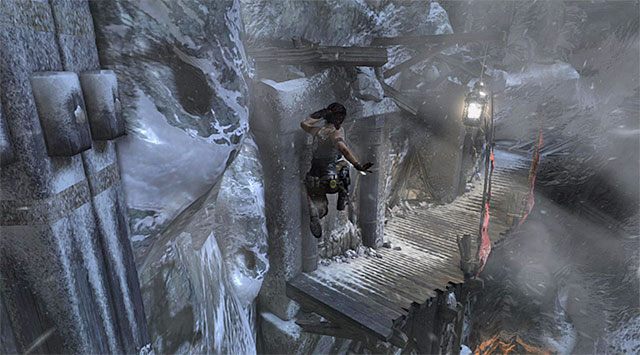 Przejdź na drugi koniec drewnianej belki, obróć się w lewo i doskocz do widocznej w oddali niewielkiej platformy - Uratuj Sam porwaną przez Mathiasa (2) | 24 - Powrót | Solucja Tomb Raider - Tomb Raider - poradnik do gry