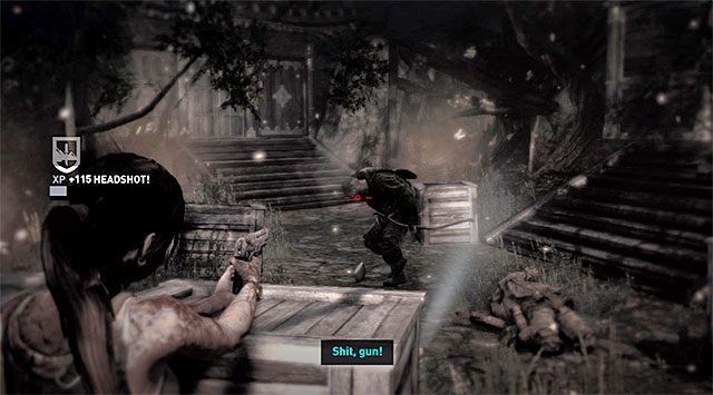 Zgodnie z sugestią gry do wyeliminowania bandytów dobrze byłoby użyć pozyskanego niedawno pistoletu - Broń się przed mieszkańcami wyspy | 7 - Spotkanie na górze | Solucja Tomb Raider - Tomb Raider - poradnik do gry