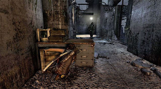 Udaj się prosto i skręć w lewo, chowając się za dobrą zasłoną - Przedostań się do bunkra | 8 - Wołanie o pomoc | Solucja Tomb Raider - Tomb Raider - poradnik do gry
