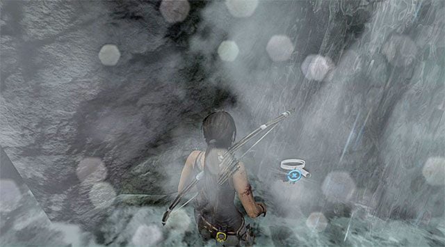 Zbliż się do dużego wodospadu i sprawdź obszar po lewej stronie, natrafiając na pojemnik (nagroda: 5 punktów doświadczenia) - Geoskrzynki (01 - 07) | Sekrety - Mountain Village (Wioska w górach) - Tomb Raider - poradnik do gry