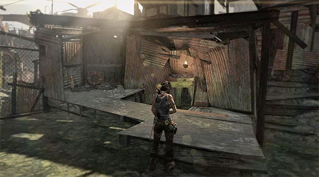 Jak już wcześniej wspomniałem główna bohaterka nie jest obecnie w stanie wspinać się na wyższe platformy, w rezultacie czego musisz pozostać na najniższym poziomie i zlokalizować pokazane na dołączonym screenie wschodnie przejście - Zbadaj śmigłowiec ratunkowy w poszukiwaniu zapasów medycznych | 13 - Otwarte rany - Tomb Raider - poradnik do gry