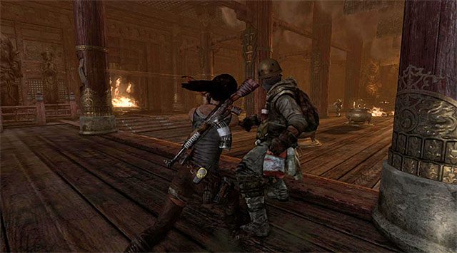 W trakcie bitwy uważaj oczywiście na tych wrogów, którzy spróbują zbliżyć się do Lary, likwidując ich w walce wręcz lub z użyciem strzelby - Przetrwaj zasadzkę; Ucieknij z płonącej sali | 17 - Prosto w ogień | Tomb Raider - Tomb Raider - poradnik do gry
