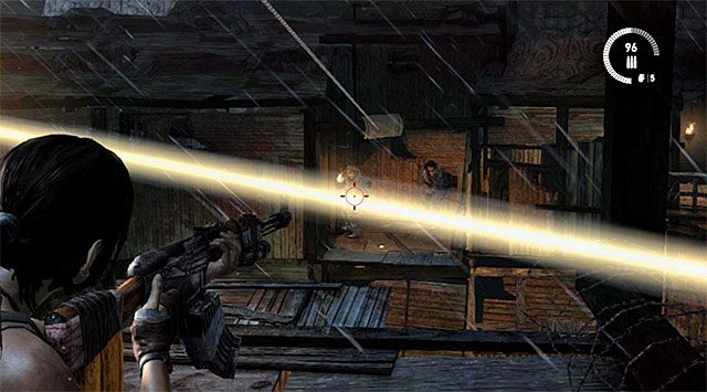 Przystąp do wspinaczki, nie przejmując się chwilowo ostrzałem ze strony działka - Spotkaj się z Sam | 17 - Prosto w ogień | Solucja Tomb Raider - Tomb Raider - poradnik do gry