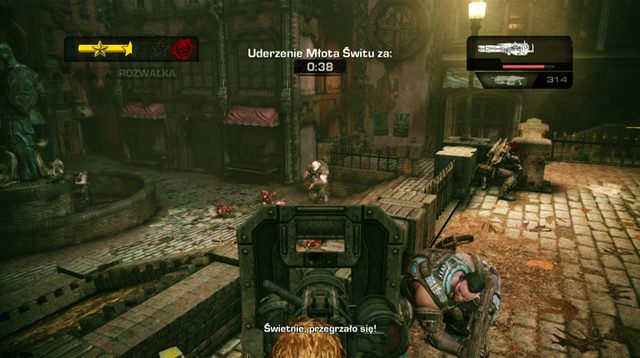 Po przejściu dalej natychmiast wbiegnij na schody po prawej stronie, ponieważ znajdziesz się pod ostrzałem działka stacjonarnego - Dzielnica Riverwalk - Muzeum chwały wojskowej - Gears of War: Judgment - poradnik do gry